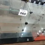 LOTE 060 - 01 VITRINE EXPOSITORA DE VIDRO. (NO ESTADO) ATENÇÃO! FAZER A VISITAÇÃO ANTES DE ARREMATAR, NÃO SABEMOS SE FUNCIONA, LEILÃO NÃO TEM GARANTIA E NEM DEVOLUÇÃO, SUJEITO A POSSÍVEIS AVARIAS VISÍVEIS/OCULTAS E/OU AUSÊNCIA DE COMPONENTES.