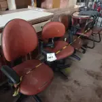 LOTE 381 - 07 CADEIRAS PARA ESCRITÓRIO SENDO 06 GIRATÓRIAS E 01 PÉ FIXO. (NO ESTADO) ATENÇÃO! FAZER A VISITAÇÃO ANTES DE ARREMATAR, NÃO SABEMOS SE FUNCIONA. LEILÃO NÃO TEM GARANTIA E NEM DEVOLUÇÃO, SUJEITO A POSSÍVEIS AVARIAS VISÍVEIS/OCULTAS E/OU AUSÊNCIA DE COMPONENTES.