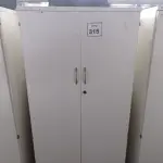 LOTE 315 - 01 ARMÁRIO ALTO PRA ESCRITÓRIO COM 2 PORTAS E 3 COMPARTIMENTOS. (NO ESTADO) ATENÇÃO! FAZER A VISITAÇÃO ANTES DE ARREMATAR, NÃO SABEMOS SE FUNCIONA, LEILÃO NÃO TEM GARANTIA E NEM DEVOLUÇÃO, SUJEITO A POSSÍVEIS AVARIAS VISÍVEIS/OCULTAS E/OU AUSÊNCIA DE COMPONENTES.