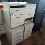 LOTE 376 - 04 GAVETEIROS COM 04 GAVETAS CADA SENDO 02 COM AVARIAS. (NO ESTADO) ATENÇÃO! FAZER A VISITAÇÃO ANTES DE ARREMATAR, NÃO SABEMOS SE FUNCIONA. LEILÃO NÃO TEM GARANTIA E NEM DEVOLUÇÃO, SUJEITO A POSSÍVEIS AVARIAS VISÍVEIS/OCULTAS E/OU AUSÊNCIA DE COMPONENTES.