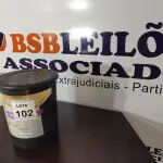 LOTE 102 - 01 LATA DE REVESTIMENTO ACRÍLICO 25L NA COR BRANCO NEVE. (NO ESTADO) ATENÇÃO! FAZER A VISITAÇÃO ANTES DE ARREMATAR, NÃO SABEMOS SE FUNCIONA, LEILÃO NÃO TEM GARANTIA E NEM DEVOLUÇÃO, SUJEITO A POSSÍVEIS AVARIAS VISÍVEIS/OCULTAS E/OU AUSÊNCIA DE COMPONENTES.