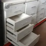 LOTE 322 - 02 GAVETEIROS COM 04 GAVETAS CADA. (NO ESTADO) ATENÇÃO! FAZER A VISITAÇÃO ANTES DE ARREMATAR, NÃO SABEMOS SE FUNCIONA, LEILÃO NÃO TEM GARANTIA E NEM DEVOLUÇÃO, SUJEITO A POSSÍVEIS AVARIAS VISÍVEIS/OCULTAS E/OU AUSÊNCIA DE COMPONENTES.