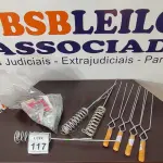 LOTE 117 - 04 ESPETOS DE FERRO, 03 SUPORTES PARA VARA E VÁRIAS TARJETAS E DOBRADIÇAS DIVERSAS. (NO ESTADO) ATENÇÃO! FAZER A VISITAÇÃO ANTES DE ARREMATAR, NÃO SABEMOS SE FUNCIONA, LEILÃO NÃO TEM GARANTIA E NEM DEVOLUÇÃO, SUJEITO A POSSÍVEIS AVARIAS VISÍVEIS/OCULTAS E/OU AUSÊNCIA DE COMPONENTES.