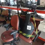 LOTE 369 - 05 CADEIRAS DE ESCRITÓRIO SENDO 02 COM PÉS FIXOS COM AVARIAS. (NO ESTADO) ATENÇÃO! FAZER A VISITAÇÃO ANTES DE ARREMATAR, NÃO SABEMOS SE FUNCIONA. LEILÃO NÃO TEM GARANTIA E NEM DEVOLUÇÃO, SUJEITO A POSSÍVEIS AVARIAS VISÍVEIS/OCULTAS E/OU AUSÊNCIA DE COMPONENTES.