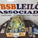 LOTE 194 - 01 LOTE COM MATERIAIS ELÉTRICOS DIVERSOS E 01 CAIXA COM DIVERSOS FUSÍVEIS. (NO ESTADO) ATENÇÃO! FAZER A VISITAÇÃO ANTES DE ARREMATAR, NÃO SABEMOS SE FUNCIONA, LEILÃO NÃO TEM GARANTIA E NEM DEVOLUÇÃO, SUJEITO A POSSÍVEIS AVARIAS VISÍVEIS/OCULTAS E/OU AUSÊNCIA DE COMPONENTES.