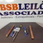 LOTE 026 - 05 PONTEIROS DE FERRO, 02 CHAVES PRA DOBRA DE FERRO E 02 CABOS DE MADEIRA PARA MARTELO. (NO ESTADO) ATENÇÃO! FAZER A VISITAÇÃO ANTES DE ARREMATAR, NÃO SABEMOS SE FUNCIONA, LEILÃO NÃO TEM GARANTIA E NEM DEVOLUÇÃO, SUJEITO A POSSÍVEIS AVARIAS VISÍVEIS/OCULTAS E/OU AUSÊNCIA DE COMPONENTES.