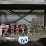 LOTE 193 - 01 LOTE COM VÁRIOS CASTIÇAIS, MINI VASOS DECORATIVOS E UTENSÍLIOS DIVERSOS. (NO ESTADO) ATENÇÃO! FAZER A VISITAÇÃO ANTES DE ARREMATAR, NÃO SABEMOS SE FUNCIONA, LEILÃO NÃO TEM GARANTIA E NEM DEVOLUÇÃO, SUJEITO A POSSÍVEIS AVARIAS VISÍVEIS/OCULTAS E/OU AUSÊNCIA DE COMPONENTES.