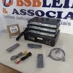 LOTE 319 - 03 APARELHOS DE DVD COM CONTROLE E 01 VÍDEO CASSETE MARCA SHARP. (NO ESTADO) ATENÇÃO! FAZER A VISITAÇÃO ANTES DE ARREMATAR, NÃO SABEMOS SE FUNCIONA, LEILÃO NÃO TEM GARANTIA E NEM DEVOLUÇÃO, SUJEITO A POSSÍVEIS AVARIAS VISÍVEIS/OCULTAS E/OU AUSÊNCIA DE COMPONENTES.