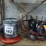 LOTE 162 - 01 FRUTEIRA DE MESA, 02 ROLOS DE MANGUEIRA DE BORRACHA, 01 ROLO DE FIO DE NYLON, 04 RODINHAS DIVERSAS E 02 COMEDORES PARA AVES. (NO ESTADO) ATENÇÃO! FAZER A VISITAÇÃO ANTES DE ARREMATAR, NÃO SABEMOS SE FUNCIONA, LEILÃO NÃO TEM GARANTIA E NEM DEVOLUÇÃO, SUJEITO A POSSÍVEIS AVARIAS VISÍVEIS/OCULTAS E/OU AUSÊNCIA DE COMPONENTES.