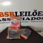 LOTE 016 - 03 PARES DE BOTAS DE BORRACHA NUMERAÇÕES DIVERSAS SENDO 01 EM COR ROSA E 02 EM COR PRETO. (NO ESTADO) ATENÇÃO! FAZER A VISITAÇÃO ANTES DE ARREMATAR, NÃO SABEMOS SE FUNCIONA, LEILÃO NÃO TEM GARANTIA E NEM DEVOLUÇÃO, SUJEITO A POSSÍVEIS AVARIAS VISÍVEIS/OCULTAS E/OU AUSÊNCIA DE COMPONENTES.