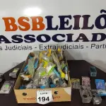 LOTE 194 - 01 LOTE COM MATERIAIS ELÉTRICOS DIVERSOS E 01 CAIXA COM DIVERSOS FUSÍVEIS. (NO ESTADO) ATENÇÃO! FAZER A VISITAÇÃO ANTES DE ARREMATAR, NÃO SABEMOS SE FUNCIONA, LEILÃO NÃO TEM GARANTIA E NEM DEVOLUÇÃO, SUJEITO A POSSÍVEIS AVARIAS VISÍVEIS/OCULTAS E/OU AUSÊNCIA DE COMPONENTES.