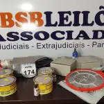 LOTE 174 - 04 MASSAS ADESIVAS MARCA IBERÊ, 02 RAQUETES ELÉTRICAS, 02 CONECTORES INDUSTRIAIS, 01 PENDENTE LED PARA MECÂNICO, 03 CAIXAS DE ELÉTRICA PARA EMBUTIR E 01 EXTENSÃO PEQUENA. (NO ESTADO) ATENÇÃO! FAZER A VISITAÇÃO ANTES DE ARREMATAR, NÃO SABEMOS SE FUNCIONA, LEILÃO NÃO TEM GARANTIA E NEM DEVOLUÇÃO, SUJEITO A POSSÍVEIS AVARIAS VISÍVEIS/OCULTAS E/OU AUSÊNCIA DE COMPONENTES.