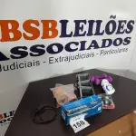 LOTE 158 - 01 MOLA AÉREA HIDRÁULICA, 02 PENDENTES AÉREOS, 01 SENSOR DE MOVIMENTO, 02 ARMAÇÕES DE METAL, 01 TIMER ELÉTRICO E 02 HALTERES ½ KG. (NO ESTADO) ATENÇÃO! FAZER A VISITAÇÃO ANTES DE ARREMATAR, NÃO SABEMOS SE FUNCIONA, LEILÃO NÃO TEM GARANTIA E NEM DEVOLUÇÃO, SUJEITO A POSSÍVEIS AVARIAS VISÍVEIS/OCULTAS E/OU AUSÊNCIA DE COMPONENTES.