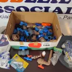 LOTE 186 - 01 LOTE COM GRANDE QUANTIDADE DE CONEXÕES HIDRÁULICAS MEDIDAS DIVERSAS E ADESIVOS PLÁSTICOS E 01 ACENTO PARA VASO INFANTIL. (NO ESTADO) ATENÇÃO! FAZER A VISITAÇÃO ANTES DE ARREMATAR, NÃO SABEMOS SE FUNCIONA, LEILÃO NÃO TEM GARANTIA E NEM DEVOLUÇÃO, SUJEITO A POSSÍVEIS AVARIAS VISÍVEIS/OCULTAS E/OU AUSÊNCIA DE COMPONENTES.