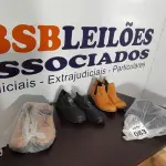 LOTE 083 - 04 PARES DE BOTAS DE COURO SINTÉTICO NUMERAÇÕES 35 E 38. (NO ESTADO) ATENÇÃO! FAZER A VISITAÇÃO ANTES DE ARREMATAR, NÃO SABEMOS SE FUNCIONA, LEILÃO NÃO TEM GARANTIA E NEM DEVOLUÇÃO, SUJEITO A POSSÍVEIS AVARIAS VISÍVEIS/OCULTAS E/OU AUSÊNCIA DE COMPONENTES.