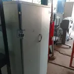 LOTE 328 - 01 ARMÁRIO ALTO PRA ESCRITÓRIO COM 2 PORTAS E 1 COMPARTIMENTO. (NO ESTADO) ATENÇÃO! FAZER A VISITAÇÃO ANTES DE ARREMATAR, NÃO SABEMOS SE FUNCIONA, LEILÃO NÃO TEM GARANTIA E NEM DEVOLUÇÃO, SUJEITO A POSSÍVEIS AVARIAS VISÍVEIS/OCULTAS E/OU AUSÊNCIA DE COMPONENTES.