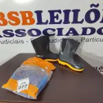 LOTE 077 - 02 PARES DE BOTAS DE BORRACHA NUMERAÇÕES 32 E 39 NA COR PRETA. (NO ESTADO) ATENÇÃO! FAZER A VISITAÇÃO ANTES DE ARREMATAR, NÃO SABEMOS SE FUNCIONA, LEILÃO NÃO TEM GARANTIA E NEM DEVOLUÇÃO, SUJEITO A POSSÍVEIS AVARIAS VISÍVEIS/OCULTAS E/OU AUSÊNCIA DE COMPONENTES.