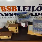 LOTE 113 - 01 LOTE COM VÁRIAS GAIOLAS E CAIXAS PRA HAMSTER PÁSSAROS DE TAMANHOS DIVERSOS E 02 LIMPADORES DE AQUÁRIO. (NO ESTADO) ATENÇÃO! FAZER A VISITAÇÃO ANTES DE ARREMATAR, NÃO SABEMOS SE FUNCIONA, LEILÃO NÃO TEM GARANTIA E NEM DEVOLUÇÃO, SUJEITO A POSSÍVEIS AVARIAS VISÍVEIS/OCULTAS E/OU AUSÊNCIA DE COMPONENTES.