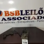 LOTE 106 - 01 TELEFONE ANTIGO. (NO ESTADO) ATENÇÃO! FAZER A VISITAÇÃO ANTES DE ARREMATAR, NÃO SABEMOS SE FUNCIONA, LEILÃO NÃO TEM GARANTIA E NEM DEVOLUÇÃO, SUJEITO A POSSÍVEIS AVARIAS VISÍVEIS/OCULTAS E/OU AUSÊNCIA DE COMPONENTES.