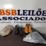 LOTE 083 - 04 PARES DE BOTAS DE COURO SINTÉTICO NUMERAÇÕES 35 E 38. (NO ESTADO) ATENÇÃO! FAZER A VISITAÇÃO ANTES DE ARREMATAR, NÃO SABEMOS SE FUNCIONA, LEILÃO NÃO TEM GARANTIA E NEM DEVOLUÇÃO, SUJEITO A POSSÍVEIS AVARIAS VISÍVEIS/OCULTAS E/OU AUSÊNCIA DE COMPONENTES.