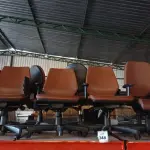 LOTE 348 - 06 CADEIRAS DE ESCRITÓRIO GIRATÓRIAS COM PÉS FIXOS. (NO ESTADO) ATENÇÃO! FAZER A VISITAÇÃO ANTES DE ARREMATAR, NÃO SABEMOS SE FUNCIONA. LEILÃO NÃO TEM GARANTIA E NEM DEVOLUÇÃO, SUJEITO A POSSÍVEIS AVARIAS VISÍVEIS/OCULTAS E/OU AUSÊNCIA DE COMPONENTES.