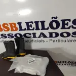 LOTE 085 - 02 PARES DE BOTAS DE BORRACHA NUMERAÇÕES 38 E 41 NAS CORES PRETA E BRANCO. (NO ESTADO) ATENÇÃO! FAZER A VISITAÇÃO ANTES DE ARREMATAR, NÃO SABEMOS SE FUNCIONA, LEILÃO NÃO TEM GARANTIA E NEM DEVOLUÇÃO, SUJEITO A POSSÍVEIS AVARIAS VISÍVEIS/OCULTAS E/OU AUSÊNCIA DE COMPONENTES.