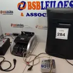 LOTE 284 - 01 FRAGMENTADORA DE PAPEL MARCA ROYAL HG14, 01 CONTADORA DE CÉDULAS E 01 FONTE CENTRAL DE ALARME. (NO ESTADO) ATENÇÃO! FAZER A VISITAÇÃO ANTES DE ARREMATAR, NÃO SABEMOS SE FUNCIONA, LEILÃO NÃO TEM GARANTIA E NEM DEVOLUÇÃO, SUJEITO A POSSÍVEIS AVARIAS VISÍVEIS/OCULTAS E/OU AUSÊNCIA DE COMPONENTES.