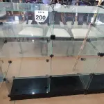 LOTE 200 - 01 VITRINE EXPOSITORA DE VIDRO. (NO ESTADO) ATENÇÃO! FAZER A VISITAÇÃO ANTES DE ARREMATAR, NÃO SABEMOS SE FUNCIONA, LEILÃO NÃO TEM GARANTIA E NEM DEVOLUÇÃO, SUJEITO A POSSÍVEIS AVARIAS VISÍVEIS/OCULTAS E/OU AUSÊNCIA DE COMPONENTES.