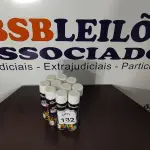 LOTE 132 - 10 TINTAS SPRAY NA COR BRANCO FOSCO. (NO ESTADO) ATENÇÃO! FAZER A VISITAÇÃO ANTES DE ARREMATAR, NÃO SABEMOS SE FUNCIONA, LEILÃO NÃO TEM GARANTIA E NEM DEVOLUÇÃO, SUJEITO A POSSÍVEIS AVARIAS VISÍVEIS/OCULTAS E/OU AUSÊNCIA DE COMPONENTES.