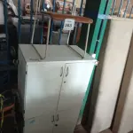 LOTE 363 - 02 ARMÁRIOS BAIXOS PRA ESCRITÓRIO 2 PORTAS CADA E 01 CADEIRA COM PÉS FIXOS. (NO ESTADO) ATENÇÃO! FAZER A VISITAÇÃO ANTES DE ARREMATAR, NÃO SABEMOS SE FUNCIONA. LEILÃO NÃO TEM GARANTIA E NEM DEVOLUÇÃO, SUJEITO A POSSÍVEIS AVARIAS VISÍVEIS/OCULTAS E/OU AUSÊNCIA DE COMPONENTES.