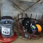 LOTE 162 - 01 FRUTEIRA DE MESA, 02 ROLOS DE MANGUEIRA DE BORRACHA, 01 ROLO DE FIO DE NYLON, 04 RODINHAS DIVERSAS E 02 COMEDORES PARA AVES. (NO ESTADO) ATENÇÃO! FAZER A VISITAÇÃO ANTES DE ARREMATAR, NÃO SABEMOS SE FUNCIONA, LEILÃO NÃO TEM GARANTIA E NEM DEVOLUÇÃO, SUJEITO A POSSÍVEIS AVARIAS VISÍVEIS/OCULTAS E/OU AUSÊNCIA DE COMPONENTES.