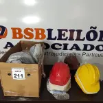 LOTE 211 - 01 LOTE COM DIVERSOS CAPACETES DE PROTEÇÃO E ACESSÓRIOS. (NO ESTADO) ATENÇÃO! FAZER A VISITAÇÃO ANTES DE ARREMATAR, NÃO SABEMOS SE FUNCIONA, LEILÃO NÃO TEM GARANTIA E NEM DEVOLUÇÃO, SUJEITO A POSSÍVEIS AVARIAS VISÍVEIS/OCULTAS E/OU AUSÊNCIA DE COMPONENTES.