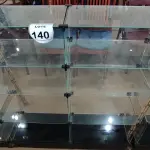 LOTE 140 - 01 VITRINE EXPOSITORA DE VIDRO. (NO ESTADO) ATENÇÃO! FAZER A VISITAÇÃO ANTES DE ARREMATAR, NÃO SABEMOS SE FUNCIONA, LEILÃO NÃO TEM GARANTIA E NEM DEVOLUÇÃO, SUJEITO A POSSÍVEIS AVARIAS VISÍVEIS/OCULTAS E/OU AUSÊNCIA DE COMPONENTES.