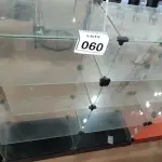 LOTE 060 - 01 VITRINE EXPOSITORA DE VIDRO. (NO ESTADO) ATENÇÃO! FAZER A VISITAÇÃO ANTES DE ARREMATAR, NÃO SABEMOS SE FUNCIONA, LEILÃO NÃO TEM GARANTIA E NEM DEVOLUÇÃO, SUJEITO A POSSÍVEIS AVARIAS VISÍVEIS/OCULTAS E/OU AUSÊNCIA DE COMPONENTES.