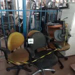 LOTE 364 - 05 CADEIRAS DE ESCRITÓRIO GIRATÓRIAS DIVERSAS. (NO ESTADO) ATENÇÃO! FAZER A VISITAÇÃO ANTES DE ARREMATAR, NÃO SABEMOS SE FUNCIONA. LEILÃO NÃO TEM GARANTIA E NEM DEVOLUÇÃO, SUJEITO A POSSÍVEIS AVARIAS VISÍVEIS/OCULTAS E/OU AUSÊNCIA DE COMPONENTES.