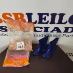 LOTE 044 - 02 PARES DE BOTAS DE BORRACHA NUMERAÇÕES 25 E 29 NAS CORES AZUL E ROSA. (NO ESTADO) ATENÇÃO! FAZER A VISITAÇÃO ANTES DE ARREMATAR, NÃO SABEMOS SE FUNCIONA, LEILÃO NÃO TEM GARANTIA E NEM DEVOLUÇÃO, SUJEITO A POSSÍVEIS AVARIAS VISÍVEIS/OCULTAS E/OU AUSÊNCIA DE COMPONENTES.