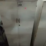 LOTE 296 - 01 ARMÁRIO ALTO PRA ESCRITÓRIO COM 2 PORTAS E 3 COMPARTIMENTOS. (NO ESTADO) ATENÇÃO! FAZER A VISITAÇÃO ANTES DE ARREMATAR, NÃO SABEMOS SE FUNCIONA, LEILÃO NÃO TEM GARANTIA E NEM DEVOLUÇÃO, SUJEITO A POSSÍVEIS AVARIAS VISÍVEIS/OCULTAS E/OU AUSÊNCIA DE COMPONENTES.
