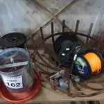 LOTE 162 - 01 FRUTEIRA DE MESA, 02 ROLOS DE MANGUEIRA DE BORRACHA, 01 ROLO DE FIO DE NYLON, 04 RODINHAS DIVERSAS E 02 COMEDORES PARA AVES. (NO ESTADO) ATENÇÃO! FAZER A VISITAÇÃO ANTES DE ARREMATAR, NÃO SABEMOS SE FUNCIONA, LEILÃO NÃO TEM GARANTIA E NEM DEVOLUÇÃO, SUJEITO A POSSÍVEIS AVARIAS VISÍVEIS/OCULTAS E/OU AUSÊNCIA DE COMPONENTES.
