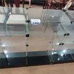 LOTE 180 - 01 VITRINE EXPOSITORA DE VIDRO. (NO ESTADO) ATENÇÃO! FAZER A VISITAÇÃO ANTES DE ARREMATAR, NÃO SABEMOS SE FUNCIONA, LEILÃO NÃO TEM GARANTIA E NEM DEVOLUÇÃO, SUJEITO A POSSÍVEIS AVARIAS VISÍVEIS/OCULTAS E/OU AUSÊNCIA DE COMPONENTES.