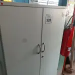 LOTE 328 - 01 ARMÁRIO ALTO PRA ESCRITÓRIO COM 2 PORTAS E 1 COMPARTIMENTO. (NO ESTADO) ATENÇÃO! FAZER A VISITAÇÃO ANTES DE ARREMATAR, NÃO SABEMOS SE FUNCIONA, LEILÃO NÃO TEM GARANTIA E NEM DEVOLUÇÃO, SUJEITO A POSSÍVEIS AVARIAS VISÍVEIS/OCULTAS E/OU AUSÊNCIA DE COMPONENTES.