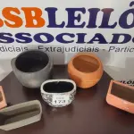 LOTE 173 - 02 PANELAS DE BARRO E 04 VASOS DECORADOS. (NO ESTADO) ATENÇÃO! FAZER A VISITAÇÃO ANTES DE ARREMATAR, NÃO SABEMOS SE FUNCIONA, LEILÃO NÃO TEM GARANTIA E NEM DEVOLUÇÃO, SUJEITO A POSSÍVEIS AVARIAS VISÍVEIS/OCULTAS E/OU AUSÊNCIA DE COMPONENTES.