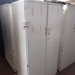 LOTE 313 - 01 ARMÁRIO ALTO PRA ESCRITÓRIO COM 2 PORTAS E 3 COMPARTIMENTOS. (NO ESTADO) ATENÇÃO! FAZER A VISITAÇÃO ANTES DE ARREMATAR, NÃO SABEMOS SE FUNCIONA, LEILÃO NÃO TEM GARANTIA E NEM DEVOLUÇÃO, SUJEITO A POSSÍVEIS AVARIAS VISÍVEIS/OCULTAS E/OU AUSÊNCIA DE COMPONENTES.