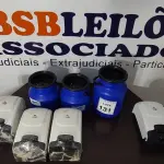 LOTE 131 - 04 DISPENSES PARA SABÃO E 03 GALÕES COM TAMPA DE TAMANHOS DIVERSOS. (NO ESTADO) ATENÇÃO! FAZER A VISITAÇÃO ANTES DE ARREMATAR, NÃO SABEMOS SE FUNCIONA, LEILÃO NÃO TEM GARANTIA E NEM DEVOLUÇÃO, SUJEITO A POSSÍVEIS AVARIAS VISÍVEIS/OCULTAS E/OU AUSÊNCIA DE COMPONENTES.