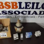 LOTE 124 - 01 LOTE COM DISJUNTORES TAMANHOS DIVERSOS. (NO ESTADO) ATENÇÃO! FAZER A VISITAÇÃO ANTES DE ARREMATAR, NÃO SABEMOS SE FUNCIONA, LEILÃO NÃO TEM GARANTIA E NEM DEVOLUÇÃO, SUJEITO A POSSÍVEIS AVARIAS VISÍVEIS/OCULTAS E/OU AUSÊNCIA DE COMPONENTES.