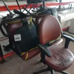 LOTE 369 - 05 CADEIRAS DE ESCRITÓRIO SENDO 02 COM PÉS FIXOS COM AVARIAS. (NO ESTADO) ATENÇÃO! FAZER A VISITAÇÃO ANTES DE ARREMATAR, NÃO SABEMOS SE FUNCIONA. LEILÃO NÃO TEM GARANTIA E NEM DEVOLUÇÃO, SUJEITO A POSSÍVEIS AVARIAS VISÍVEIS/OCULTAS E/OU AUSÊNCIA DE COMPONENTES.