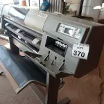 LOTE 370 - 01 IMPRESSORA PLOTTER DESINGJET MARCA HP. (NO ESTADO) ATENÇÃO! FAZER A VISITAÇÃO ANTES DE ARREMATAR, NÃO SABEMOS SE FUNCIONA. LEILÃO NÃO TEM GARANTIA E NEM DEVOLUÇÃO, SUJEITO A POSSÍVEIS AVARIAS VISÍVEIS/OCULTAS E/OU AUSÊNCIA DE COMPONENTES.