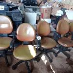 LOTE 375 - 05 CADEIRAS PARA ESCRITÓRIO GIRATÓRIAS. (NO ESTADO) ATENÇÃO! FAZER A VISITAÇÃO ANTES DE ARREMATAR, NÃO SABEMOS SE FUNCIONA. LEILÃO NÃO TEM GARANTIA E NEM DEVOLUÇÃO, SUJEITO A POSSÍVEIS AVARIAS VISÍVEIS/OCULTAS E/OU AUSÊNCIA DE COMPONENTES.
