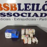 LOTE 147 - 02 CONVERSORES PARA TV E VÁRIAS MINI LÂMPADAS LED. (NO ESTADO) ATENÇÃO! FAZER A VISITAÇÃO ANTES DE ARREMATAR, NÃO SABEMOS SE FUNCIONA, LEILÃO NÃO TEM GARANTIA E NEM DEVOLUÇÃO, SUJEITO A POSSÍVEIS AVARIAS VISÍVEIS/OCULTAS E/OU AUSÊNCIA DE COMPONENTES.