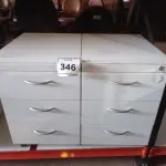 LOTE 346 - 02 GAVETEIROS COM 03 GAVETAS CADA. (NO ESTADO) ATENÇÃO! FAZER A VISITAÇÃO ANTES DE ARREMATAR, NÃO SABEMOS SE FUNCIONA. LEILÃO NÃO TEM GARANTIA E NEM DEVOLUÇÃO, SUJEITO A POSSÍVEIS AVARIAS VISÍVEIS/OCULTAS E/OU AUSÊNCIA DE COMPONENTES.