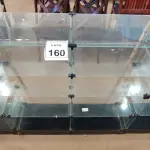 LOTE 160 - 01 VITRINE EXPOSITORA DE VIDRO. (NO ESTADO) ATENÇÃO! FAZER A VISITAÇÃO ANTES DE ARREMATAR, NÃO SABEMOS SE FUNCIONA, LEILÃO NÃO TEM GARANTIA E NEM DEVOLUÇÃO, SUJEITO A POSSÍVEIS AVARIAS VISÍVEIS/OCULTAS E/OU AUSÊNCIA DE COMPONENTES.